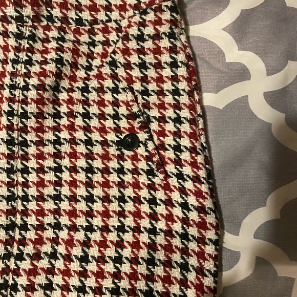 Cute plaid mini skirt with button embellishments and a zipper in the back. Small - Picture 4 of 6